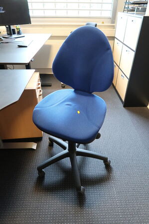 El. hæve/sænke skrivebord uden indhold samt kontorstol