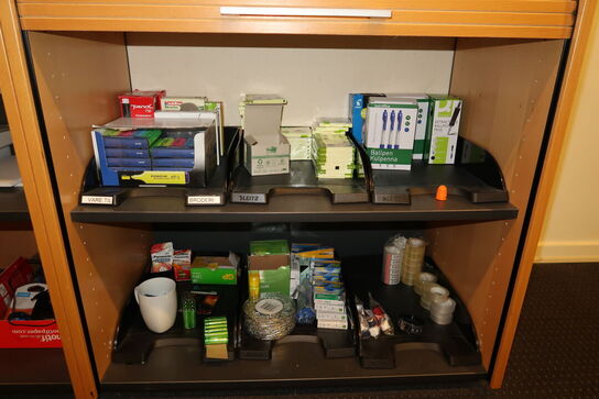 2 stk. jalousiskabe med div. Kontorartikler