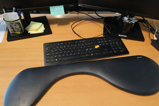 2 stk. computerskærme SAMSUNG F27T450FQR med tastatur