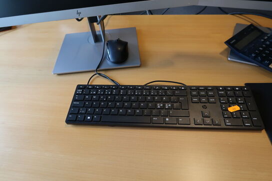 2 stk. computerskærme HP E243i med tastatur og mus