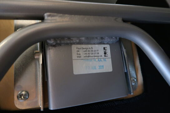 Mødebord med 4 stk. mødestole FOUR DESIGN