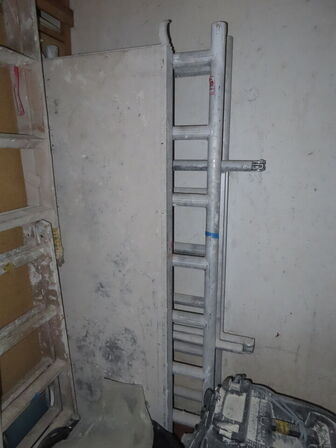 Tøm rummet for værktøj, stiger og materialer