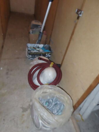 Tøm rummet for værktøj, stiger og materialer