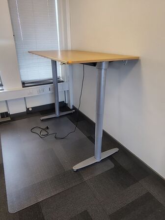 Hæve/sænkebord samt skab