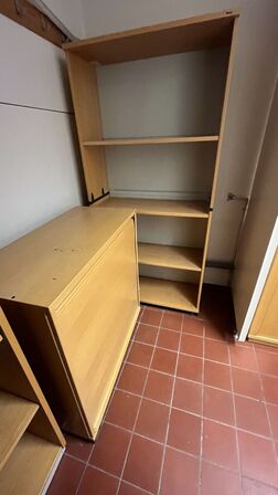 Fem reoler/skabe, assorterede 