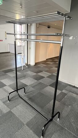Arkitekttegnet tøjstativ
