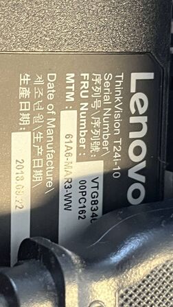 To Lenovoskærme med stativ