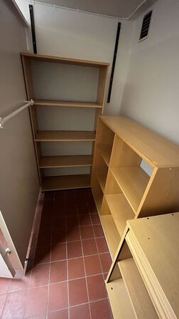 Fem reoler/skabe, assorterede 