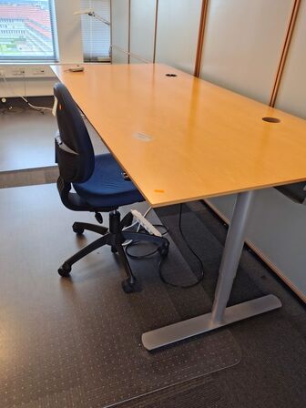 Hæve/sænkebord samt stol. 