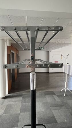 Arkitekttegnet tøjstativ