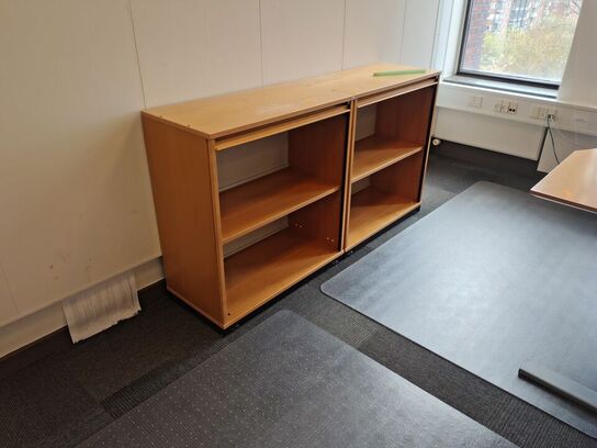 Tre hæve/sænkeborde og fem skabe