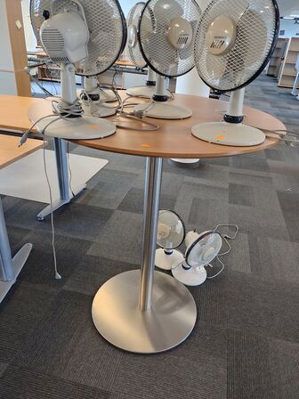 Højt cafébord samt ventilatorer 