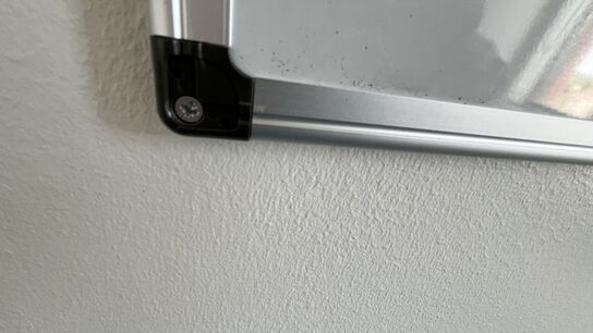Whiteboard og Plante i plastkrukke
