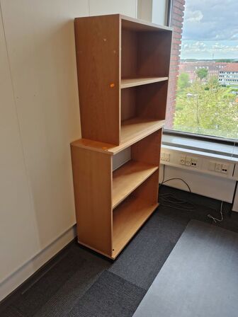 Fem hæve/sænkeborde samt diverse skabe/reoler