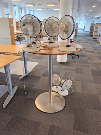 Højt cafébord samt ventilatorer 