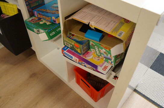 2 stk. reoler inkl. Diverse legetøj, m.v.