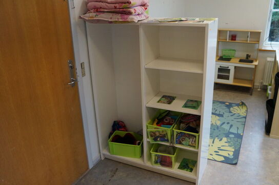 2 stk. reoler inkl. Diverse legetøj, m.v.