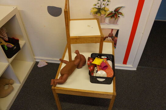 Diverse legetøj, stole, legekøkken, m.v.