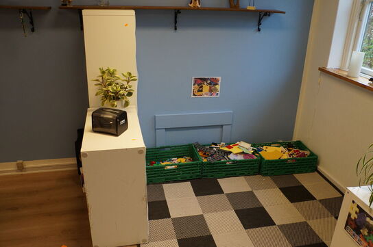 2 stk. reoler inkl. Diverse legetøj, m.v.