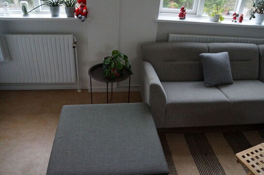 Sofagruppe, bord, tæppe, m.v.