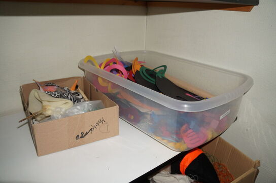 Indhold i rum af diverse kreating, nissehuer, m.v.