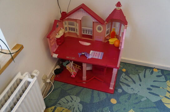 2 stk. reoler inkl. Diverse legetøj, m.v.