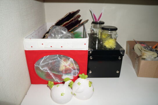 Indhold i rum af diverse kreating, nissehuer, m.v.