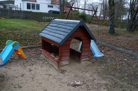 Legehus inkl. Sandkasse legetøj