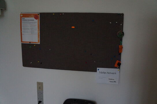 2 stk. reoler, skrivebord, whiteboard, m.v.