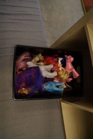 2 stk. reoler inkl. Diverse legetøj, m.v.