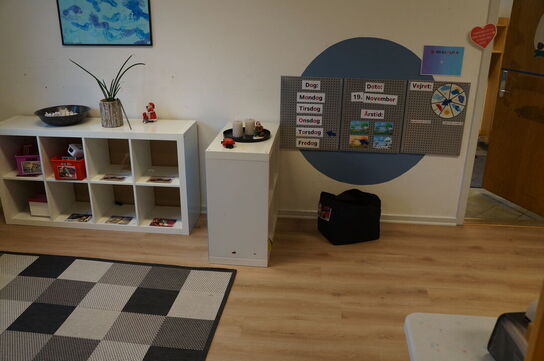 3 stk. reoler inkl. Diverse legetøj, m.v.