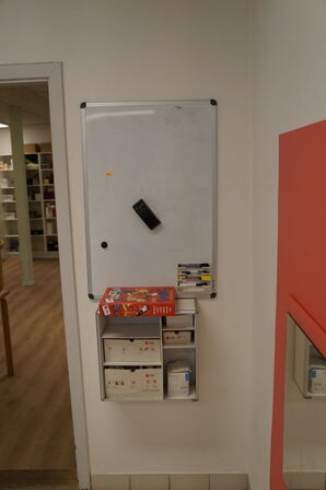 Reol med indhol af diverse børnetøj