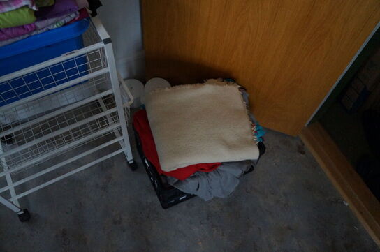 Indhold i rum af diverse legetøj, spil, m.v.