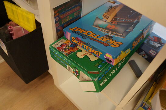 2 stk. reoler inkl. Diverse legetøj, m.v.