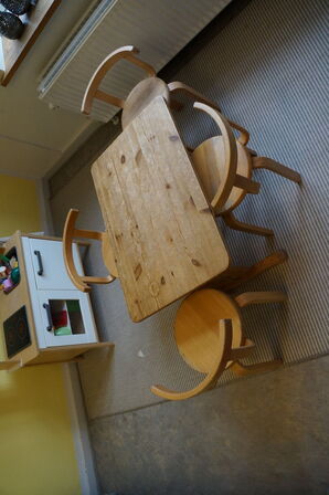 2 stk. reoler inkl. Diverse legetøj, m.v.