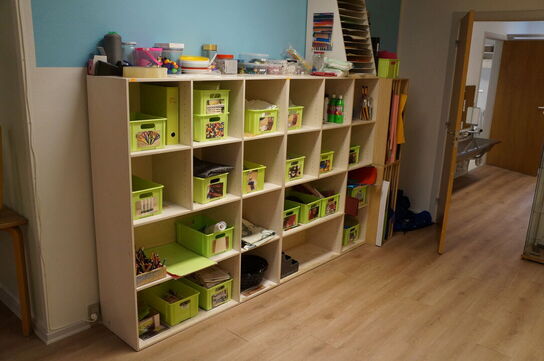 Reol med indhold af diverse kreating