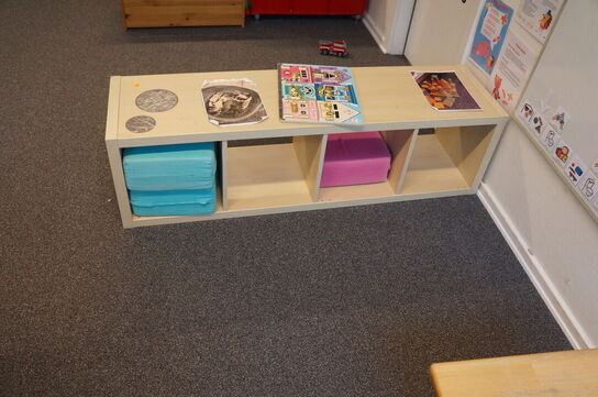 2 stk. reoler inkl. Diverse legetøj, m.v.