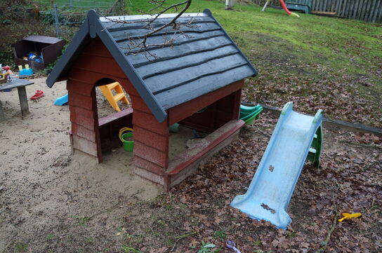 Legehus inkl. Sandkasse legetøj