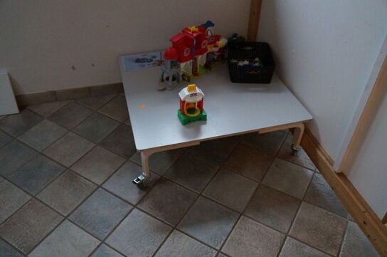 Bord inkl. Højstole, m.v.