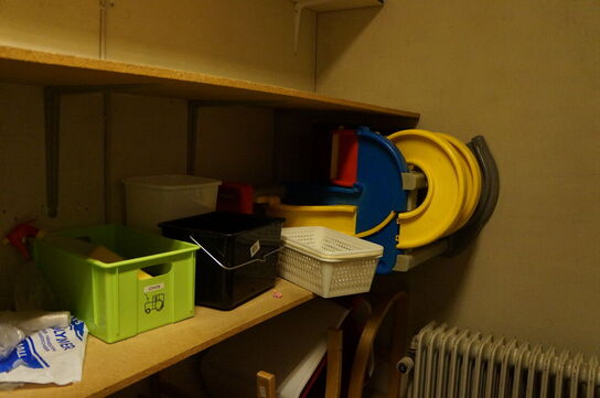 Indhold i rum af diverse legetøj, højstole, m.v.