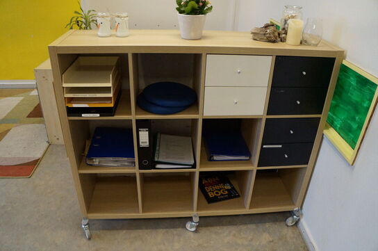 2 stk. reoler inkl. Diverse legetøj, m.v.