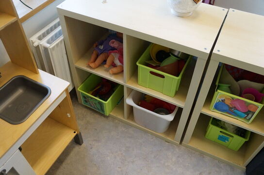 2 stk. reoler inkl. Diverse legetøj, m.v.