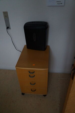 2 stk. reoler, skrivebord, whiteboard, m.v.