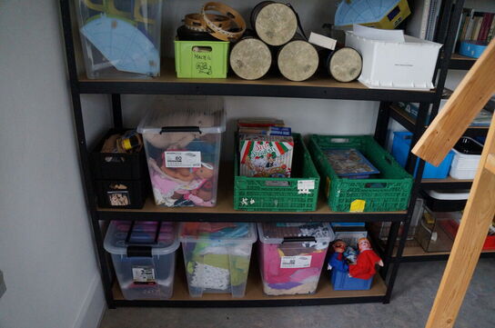 Reoler med indhold af diverse legetøj, julepynt, m.v.