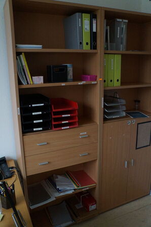 2 stk. reoler, skrivebord, whiteboard, m.v.