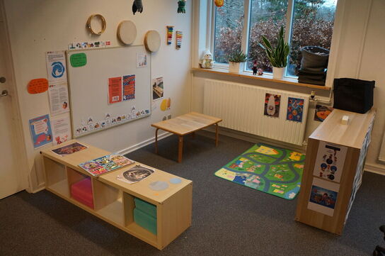 2 stk. reoler inkl. Diverse legetøj, m.v.