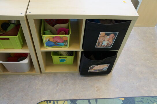 2 stk. reoler inkl. Diverse legetøj, m.v.