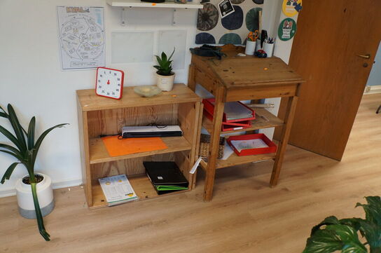 Skrivepult, reol m.v.