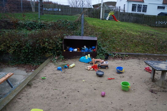 Legehus inkl. Sandkasse legetøj