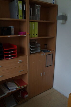 2 stk. reoler, skrivebord, whiteboard, m.v.